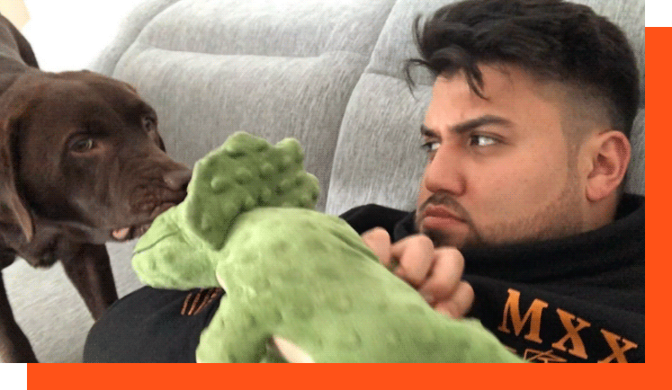 Dennis Lat mit Hund und Hundespielzeug